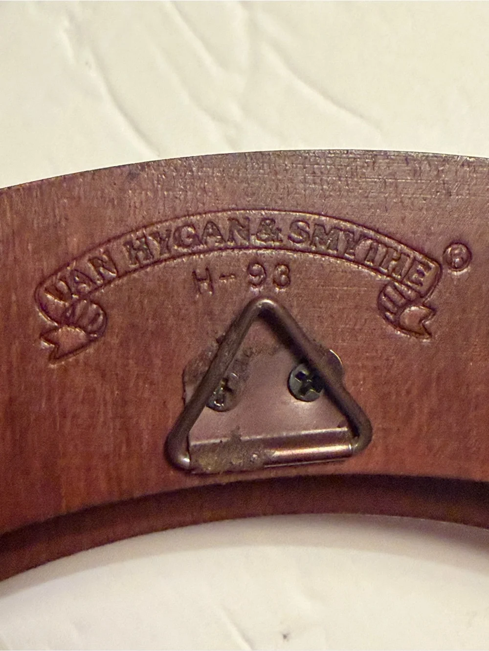 Pier Van Hycan & Smythe Round Wooden Frame - Rich Brown Hold 8,5” Plates